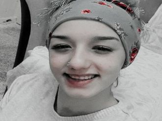 Kıskançlık krizine giren arkadaşının kurbanı oldu