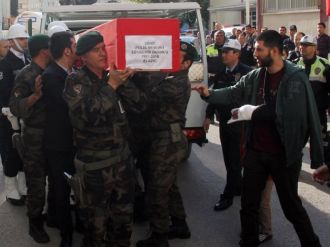 Yaralı silah arkadaşı şehidi yalnız bırakmadı