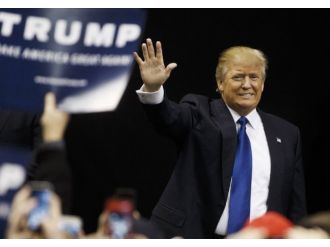 Evinde Clinton’a boyun eğdi