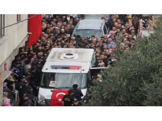 Şehit eşini üniformasıyla uğurladı