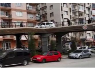 Üst geçitte bir otomobil