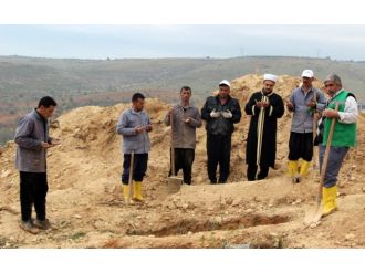 O kadını sahiplenen çıkmadı: Mezarlık görevlileri gömdü