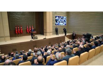 O köşe yazarlarına ateş püskürdü