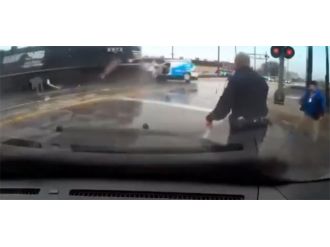 Tren otobüsü biçti: O anlar kamerada !