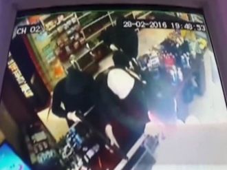 Eczane ve marketleri soyan soyguncular kamerada !