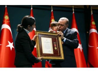 Şehit ailelerine ’devlet övünç madalyalarını’ bizzat verdi