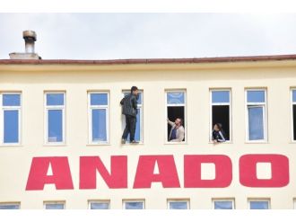 5’inci kattan atlayan öğrenci başka bir öğrencinin üzerine düştü