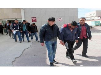 Kavgayı ayırmak isterken canından oldu