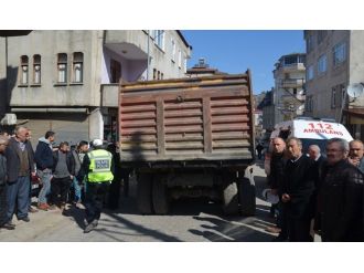 Yaşlı adam kamyonun altında can verdi