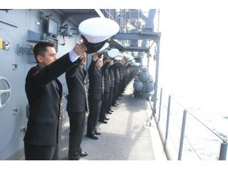 Bahriyeliler Şehitler Abidesini selamladı