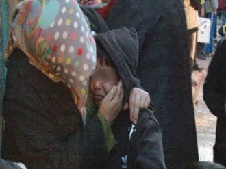 Çocuk işte ! Hem ağladı hem de annesini teselli etti