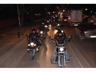 Motosiklet tutkunlarından saygı turu