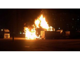 TIR’ların patlayan deposu korkuttu