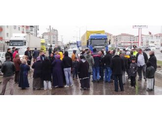 Karayolunu trafiğe kapattılar