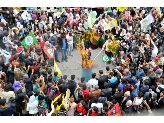 İstanbul’daki saldırıya rağmen nevruzda halay çektiler
