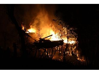 3 katlı ahşap bina kül oldu