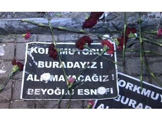 Beyoğlu esnafı saldırıda ölenleri karanfillerle andı