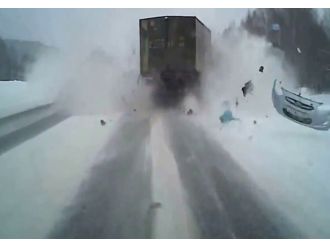 Otomobille kamyon böyle çarpıştı: 2 ölü