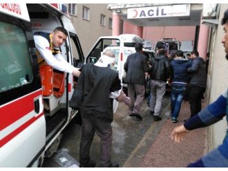 Yola düşen kayalar kazaya yol açtı: 14 yaralı