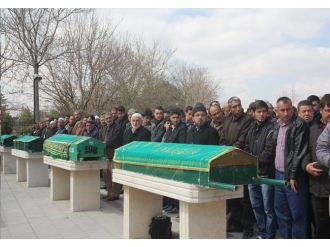 Patlamada ölen baba ve üç oğlu toprağa verildi