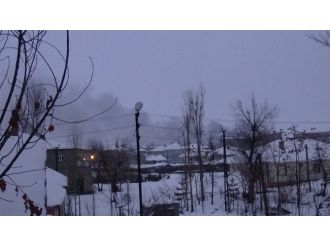 Yüksekova’da kar yağışı altında operasyon