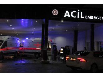 Polis servisi yan yattı: 18 polis yaralı