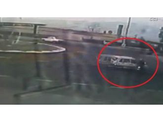 Otomobil motosikletliyi biçti!
