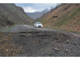 Yoldaki bombayı güvenlik güçleri fark etti