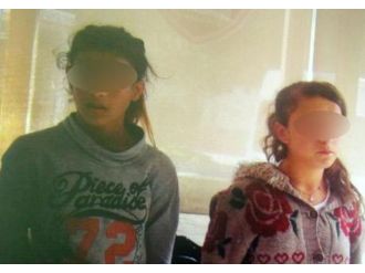 Erkek kılığında polise saldırdılar