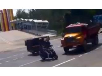 Az daha kamyonun altında kalıyorlardı