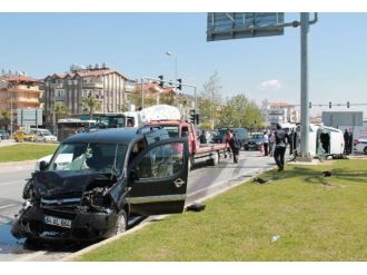 Kaza yapan araç işçilerin arasına daldı: 6 yaralı