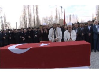 Şehit oğlunun cenaze namazını kıldırdı