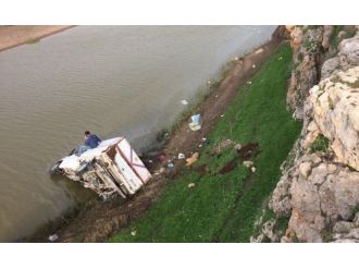 Dereye uçan araçtan yara almadan çıktı