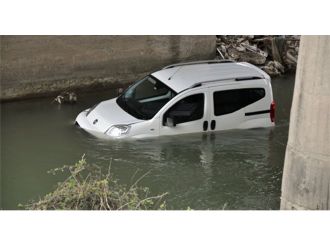 Dereye uçan araçtan çıkıp kaçtılar