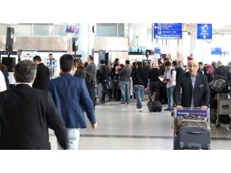 Brüksel yolcuları havalimanında bekliyor