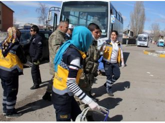 Askeri araç otobüsle çarpıştı: 4’ü asker 6 yaralı