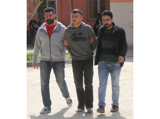 Yakalanan torbacı polisi bıçakladı