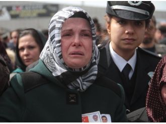 Şehit oğlunu el sallayarak uğurladı