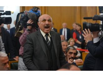 Aylin Nazlıaka grup salonuna girince ortalık karıştı