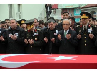 Şehidin nişanlısı gözlerini tabuttan ayıramadı