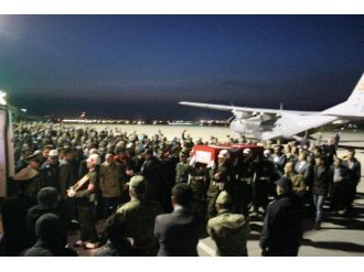 Şehit oğlunu asker parasıyla karşıladı