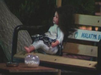 Oyuncak bebek de korkuttu...