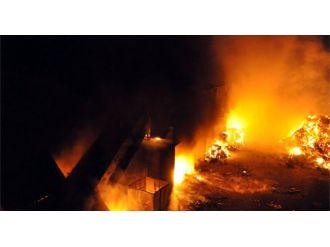 Kağıt fabrikası alevlere teslim oldu