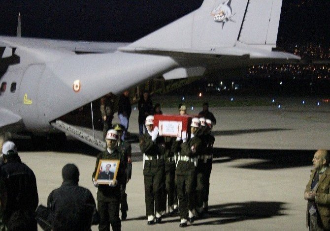 Şehit Oğlunu Asker Parkasıyla Karşıladı