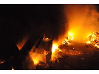 Kağıt fabrikasında korkutan yangın