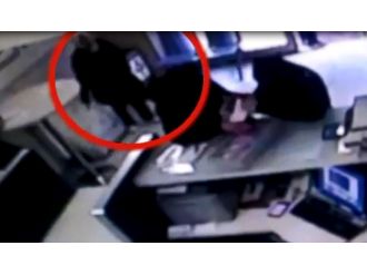 Cüzdanını çöp kutusuna atarak sakladı