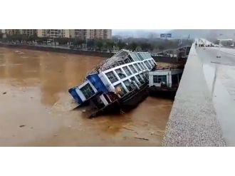 Restoran tekneler taşkın kurbanı oldu