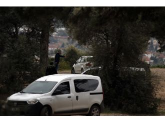 Silahı kafasına dayadı polisi aradı