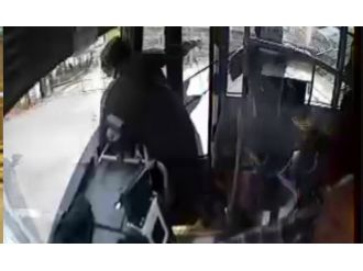 Aniden dönüştü yapınca otobüsle çarpıştı: 3 yaralı