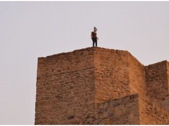 Genç kız boşluğa böyle atladı